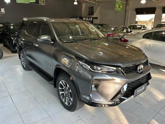 TOYOTA HILUX SW4 2.8 D-4D TURBO DIESEL SRX PLATINUM 7L 4X4 AUTOMÁTICO TOYOTA HILUX SW4 2.8 D-4D TURBO DIESEL SRX PLATINUM 7L 4X4 AUTOMÁTICO
